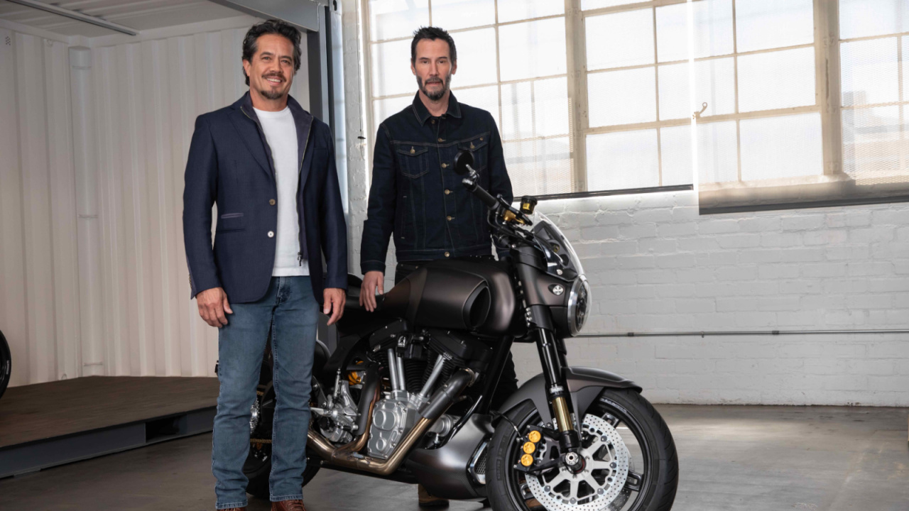 (L to R) Gard Hollinger and Keanu Reeves in the Roku Channel docuseries 'Visionaries'. Photo: Roku Channel.