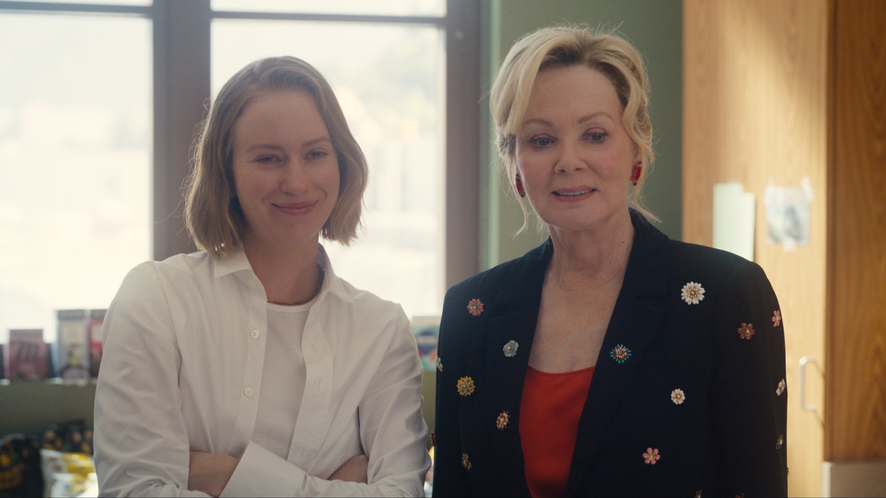 (L to R) Hannah Einbinder and Jean Smart in Season 4 of 'Hacks'. Photograph by Courtesy of Max.