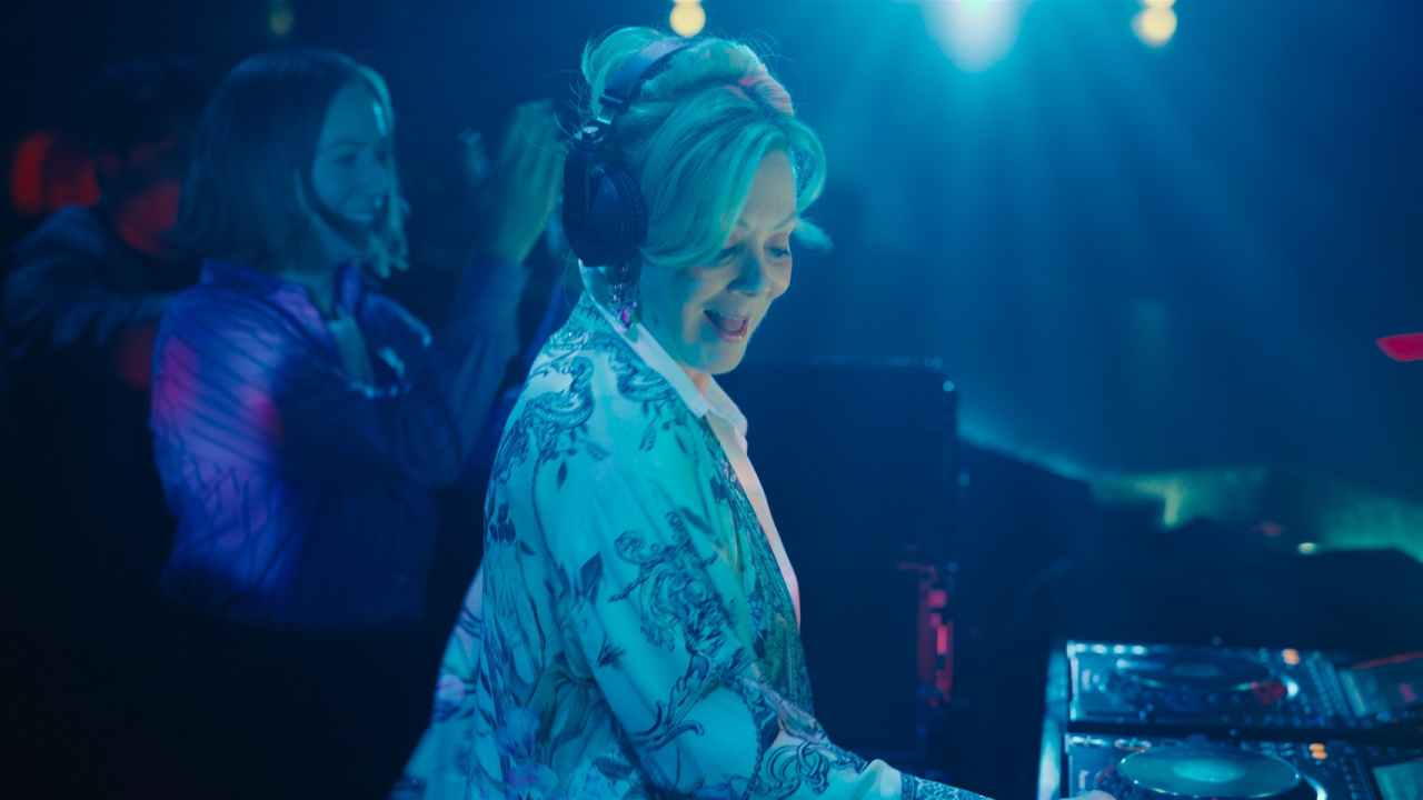 (L to R) Hannah Einbinder and Jean Smart in Season 4 of 'Hacks'. Photograph by Courtesy of Max.
