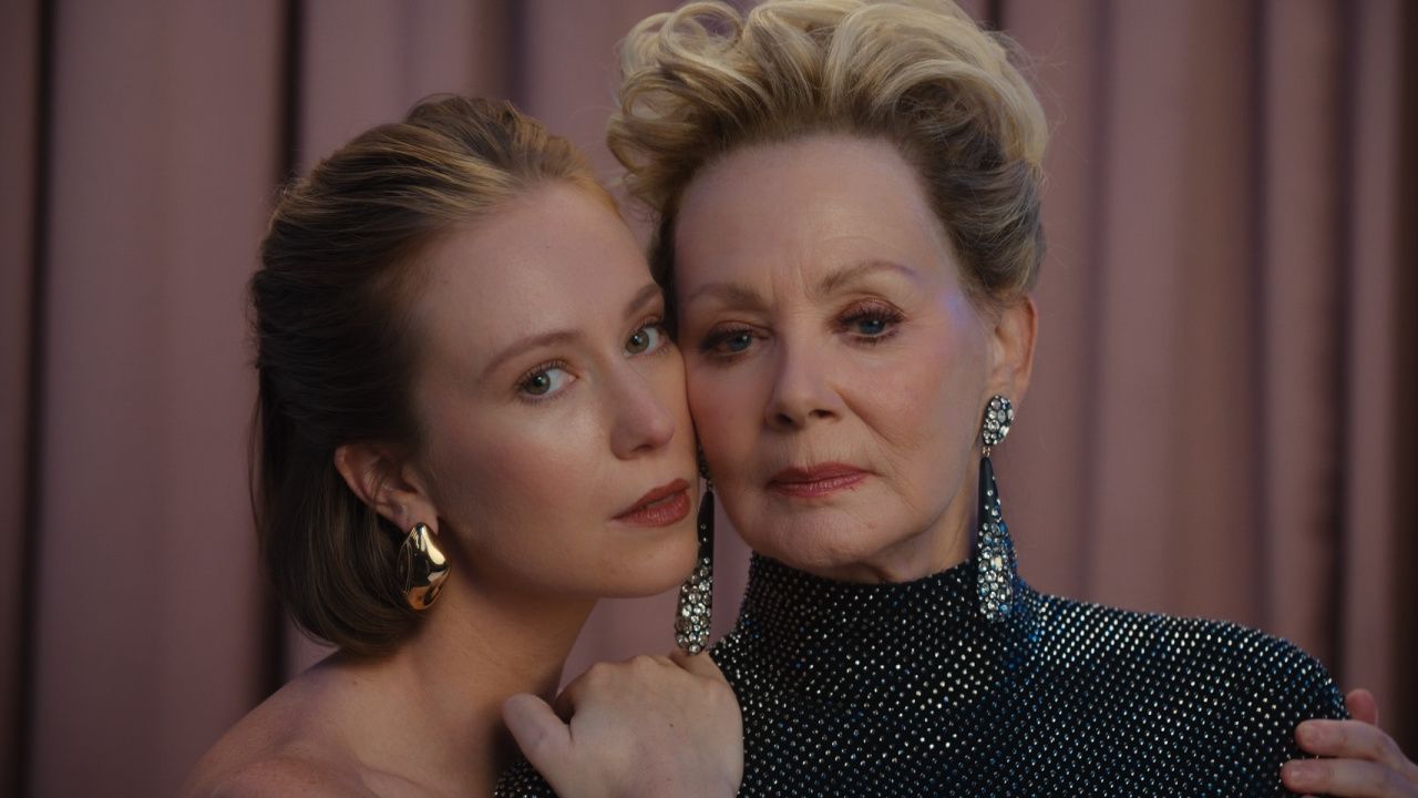 (L to R) Hannah Einbinder and Jean Smart in Season 4 of 'Hacks'. Photograph by Courtesy of Max.