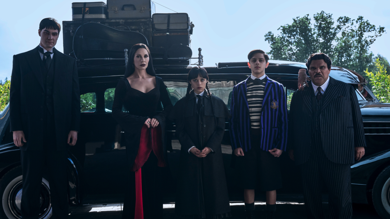 (L to R) Joonas Suotamo as Lurch, Catherine Zeta-Jones as Morticia Addams, Jenna Ortega as Wednesday, Isaac Ordonez aș Pugsley Addams, Thing, Luis Guzmán as Gomez Addams in episode 201 of ‘Wednesday’ Season 2. Photo: Helen Sloan/Netflix © 2025.